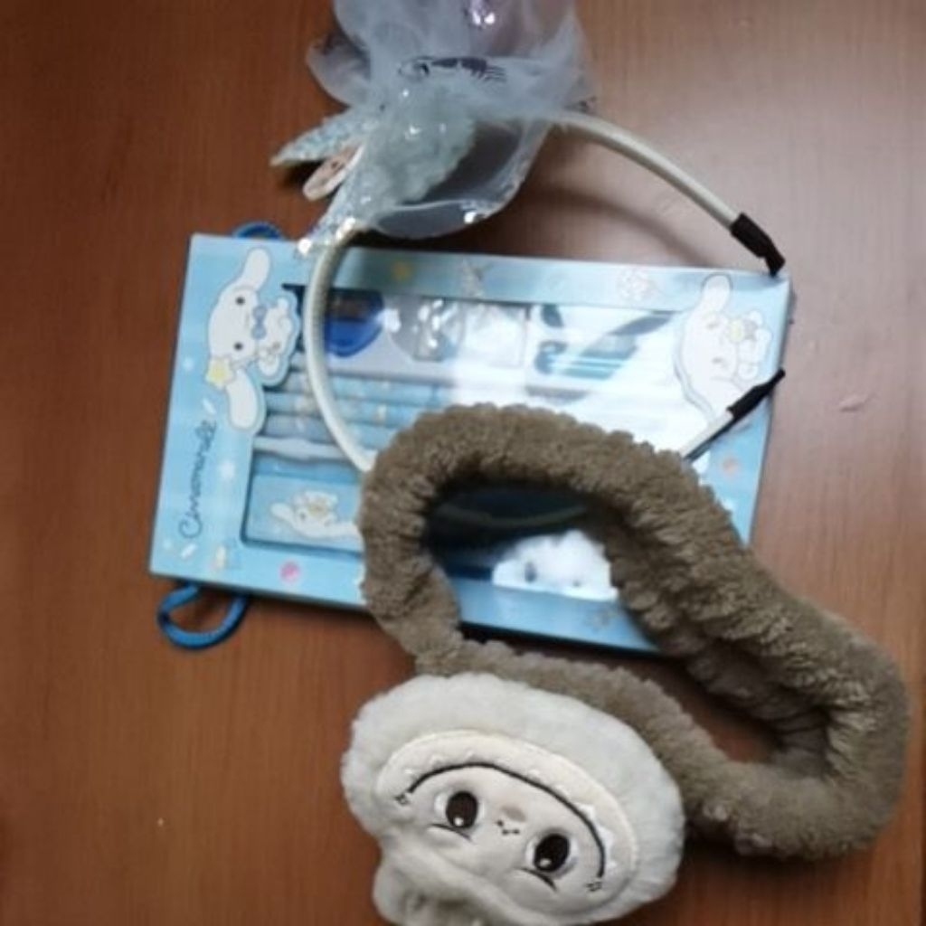 

Paket cuci gudang ( bandana labubu, bando elsa, set alat tulis cinamonroll)