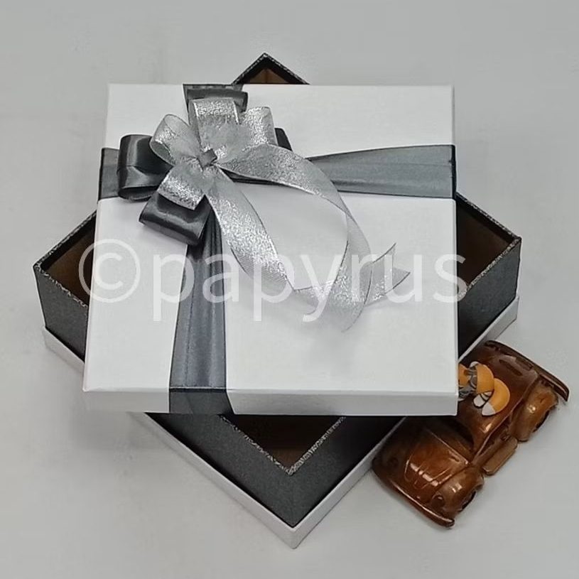 

PAPYRUS Sandwich 22,5x22,5 Tinggi 8cm Kotak Kado Gift Box Hardbox Hampers Hadiah V2