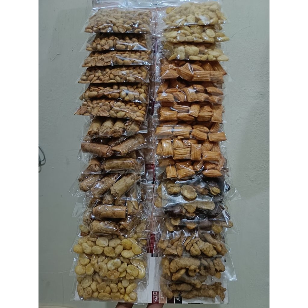 

Aneka cemilan kacang campur dalam satu paket hemat