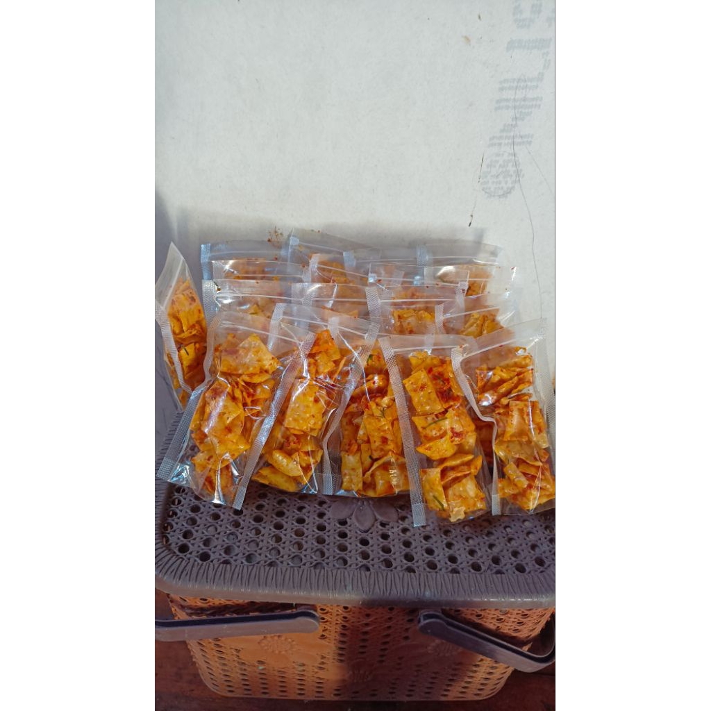

KERIPIK PANGSIT PEDAS_usaha rumahan_dijamin fress. Berat 250gram