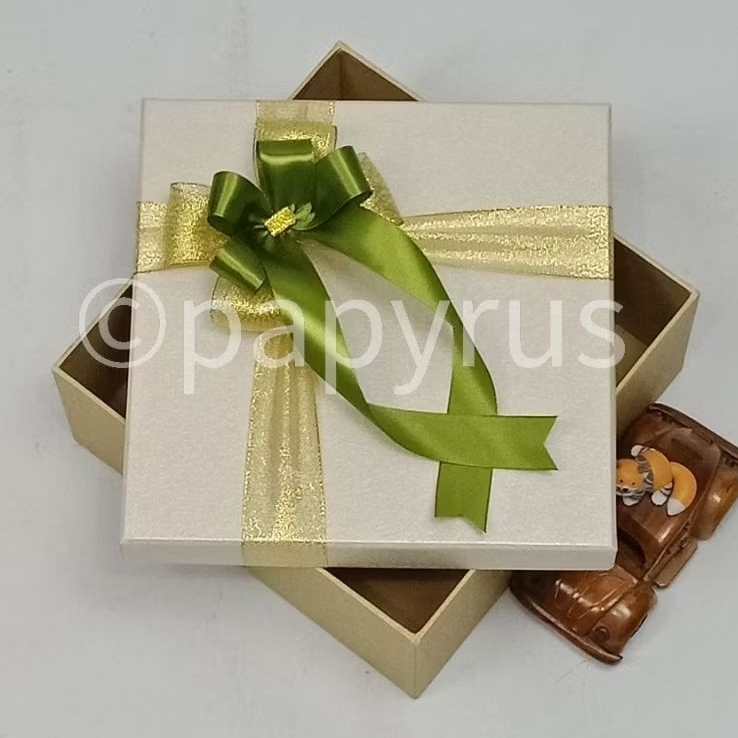 

PAPYRUS Kombinasi 22,5x22,5 Tinggi 5cm Kotak Kado Gift Box V3