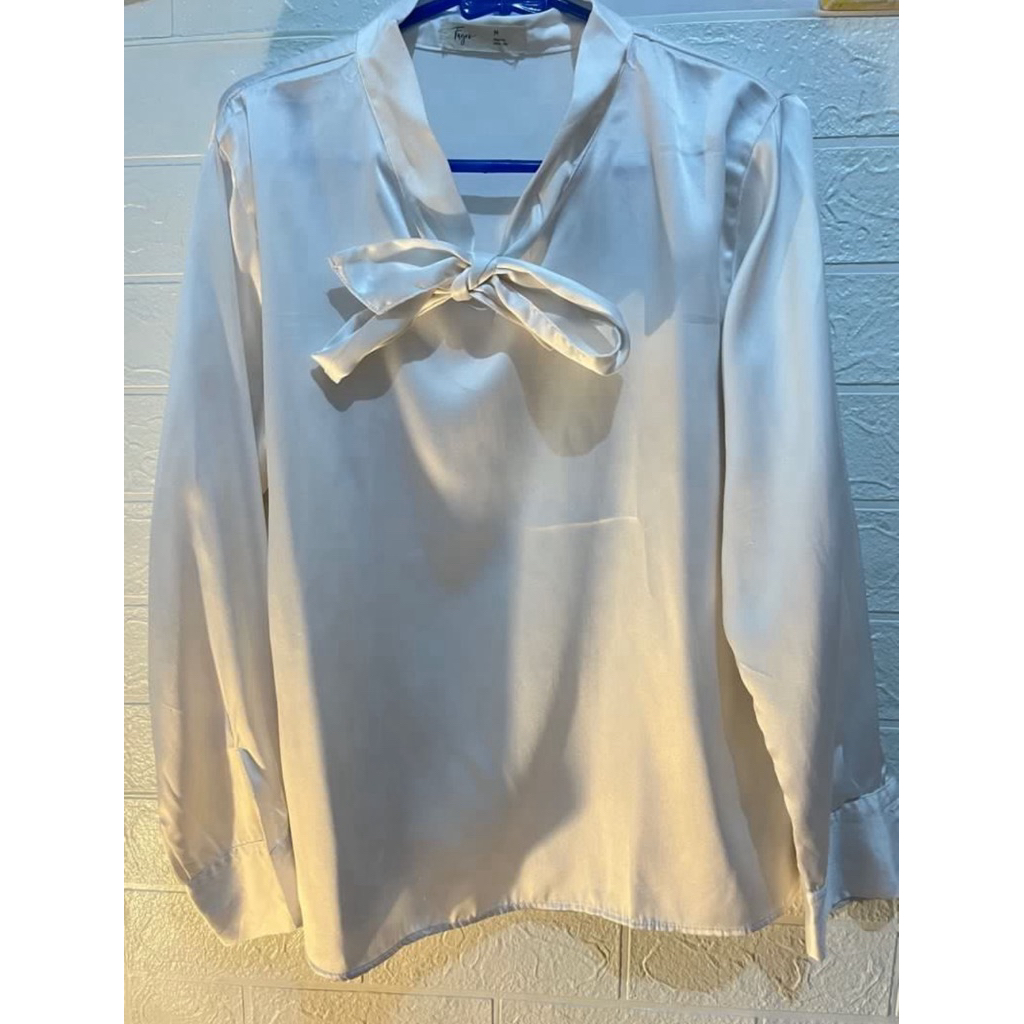 kemeja satin putih