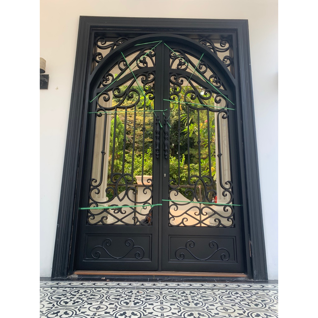 pintu utama rumah mewah