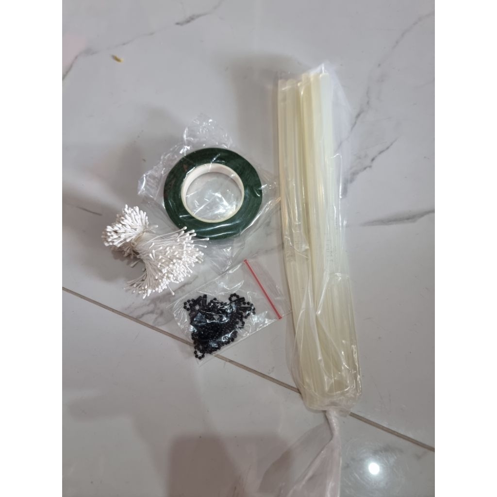 

PAKET HEMAT (floral tape+putik+lem+rantai merica