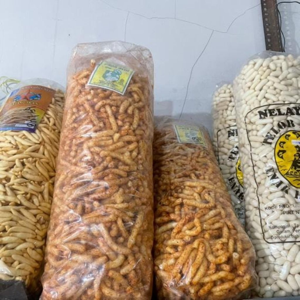 

Krupuk Gurilem pedas kemasan 150gram