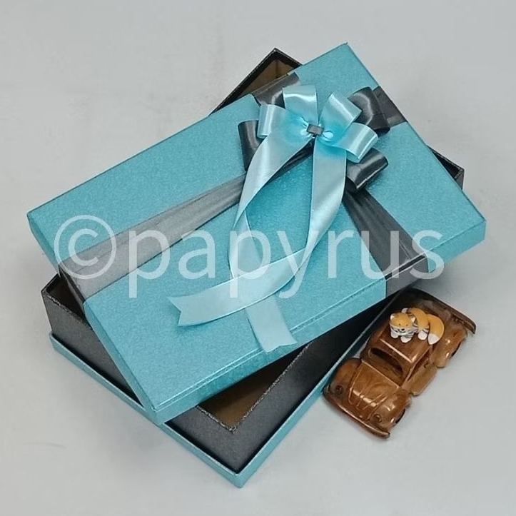 

PAPYRUS Sandwich 20x30 Tinggi 8cm Kotak Kado Gift Box Hardbox Hampers Hadiah V3
