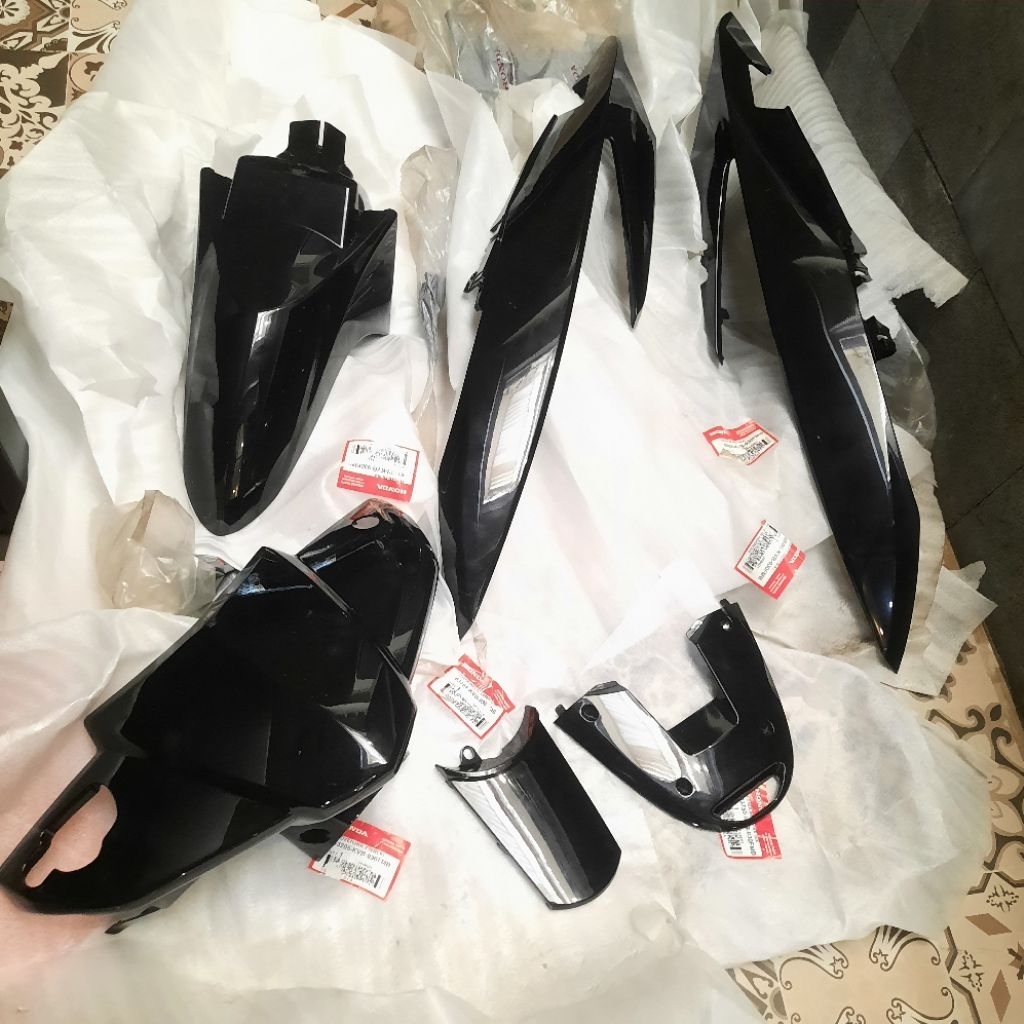 COVER BODY VARIO KARBU 110 CW HITAM SET ORIGINAL AHM