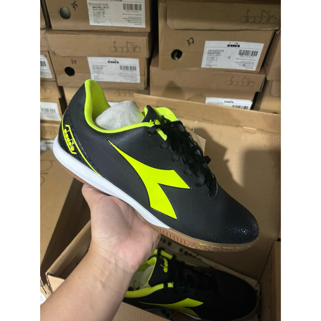 Sepatu futsal diadora