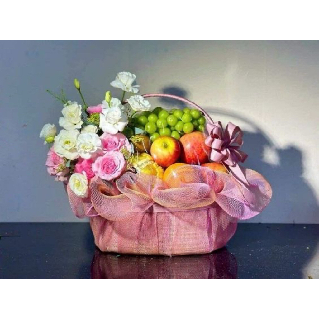 

the fruit hampers basket buket buah dan bunga segar yang siap dipakai dan dikirim secepatnya cus lsg orders