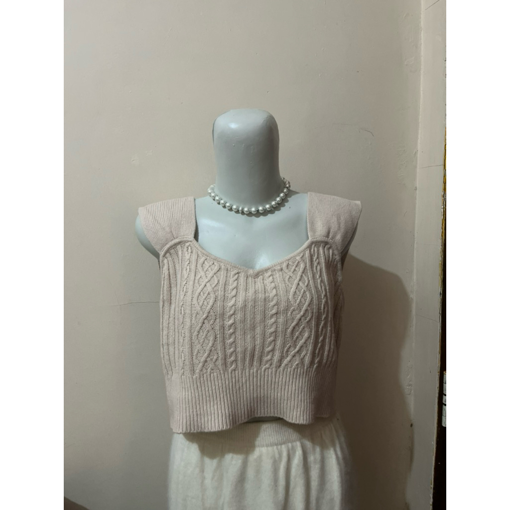 vest coksu nude kepang crop branded by ingni (preloved)