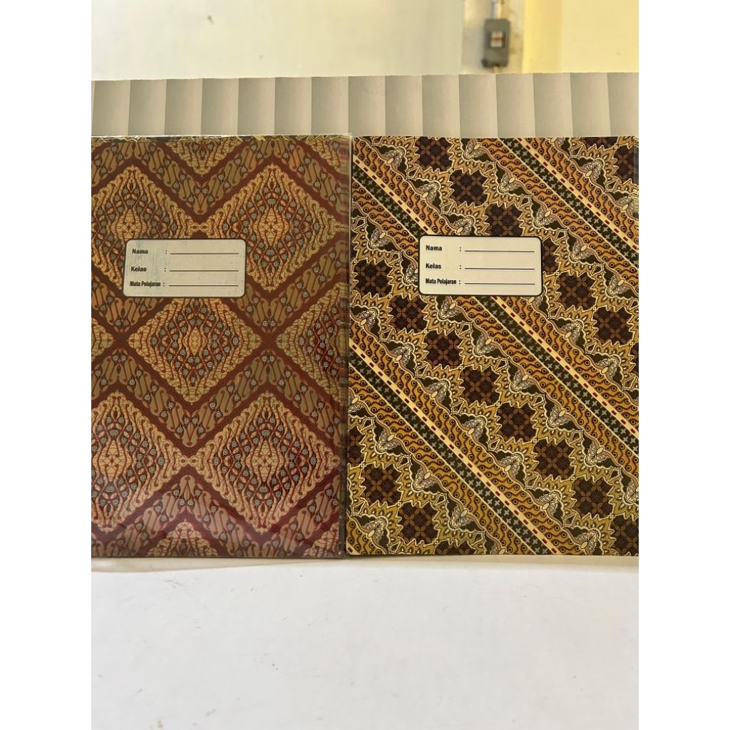 

Sampul buku boxy besar corak batik isi 10 pcs