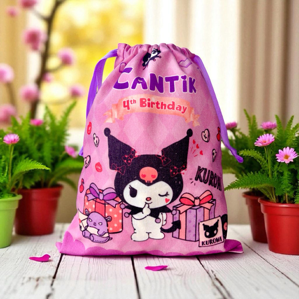 

Kuromi Drawstring Goodie Bag Ulang Tahun Custom Tulisan Ukuran 25x30 Full Print