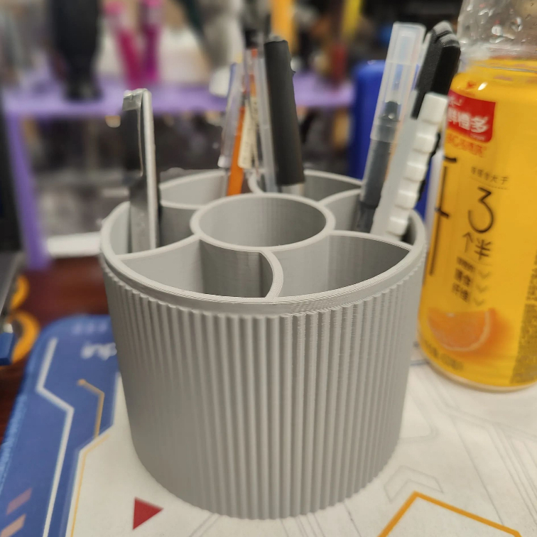 

Pen Holder Ribbed PLA 3D Print | Dudukan Alat Tulis Silinder Estetik | Organizer Meja Minimalis Modern