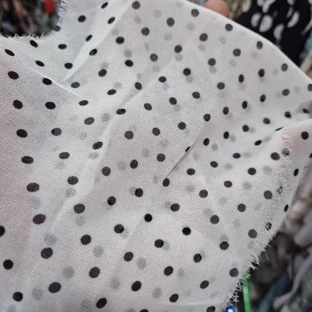 Kain Ceruty Motif Polkadot Elegan – Bahan Lembut & Jatuh | Kain Ceruty Polkadot Premium mt