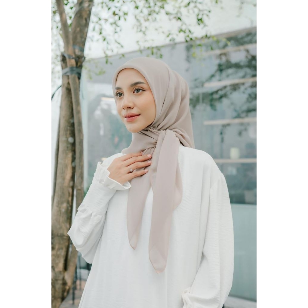 ZEEANA- Paris Japan Premium (hijab segiempat) tegak di dahi