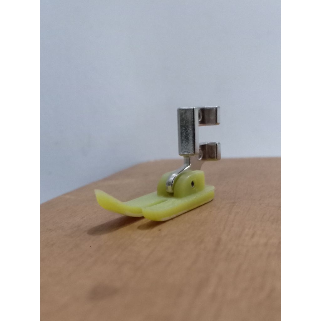 Sepatu teflon/plastik mesin jahit klasik (kecil) / Sepatu mesin jahit hitam / Alat jahit