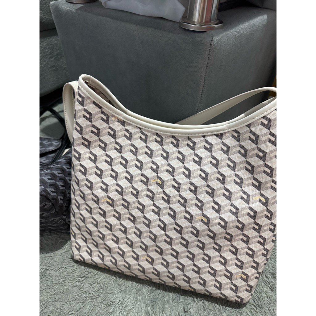 PRELOVED TAS CHRISTY NG LARGE