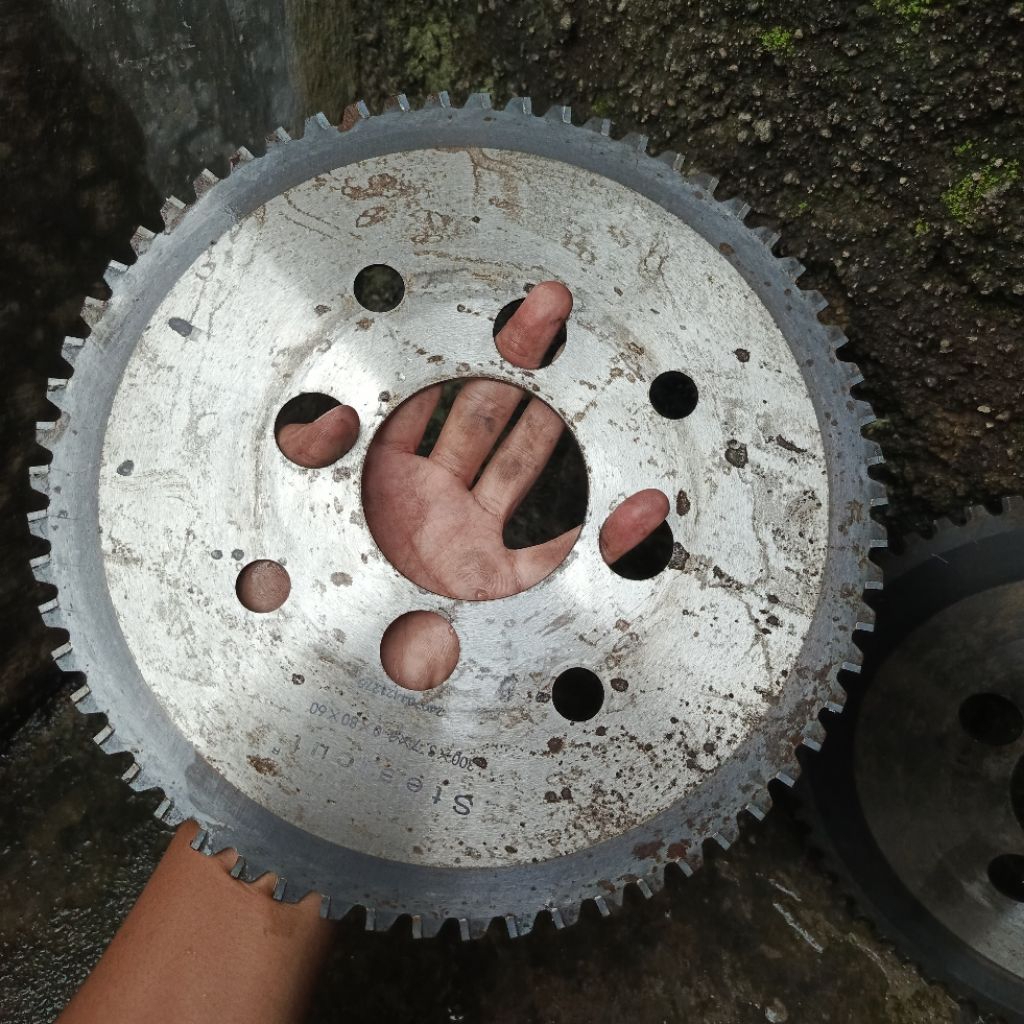 GERGAJI BESI BEKAS DIAMETER 300 MM T 3 MM LUBANG 9