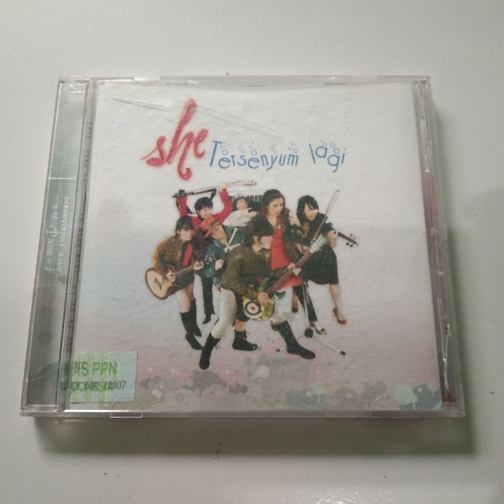 CD SHE Tersenyum lagi