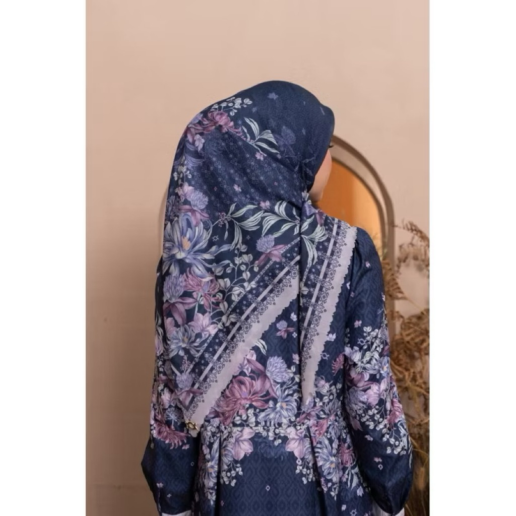 Seana Scarf Wearing Klamby Sale