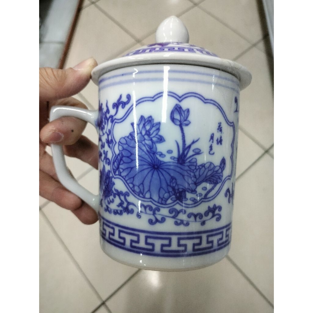 Cangkir Mug Keramik + Tutup Motif Bunga Putih Biru