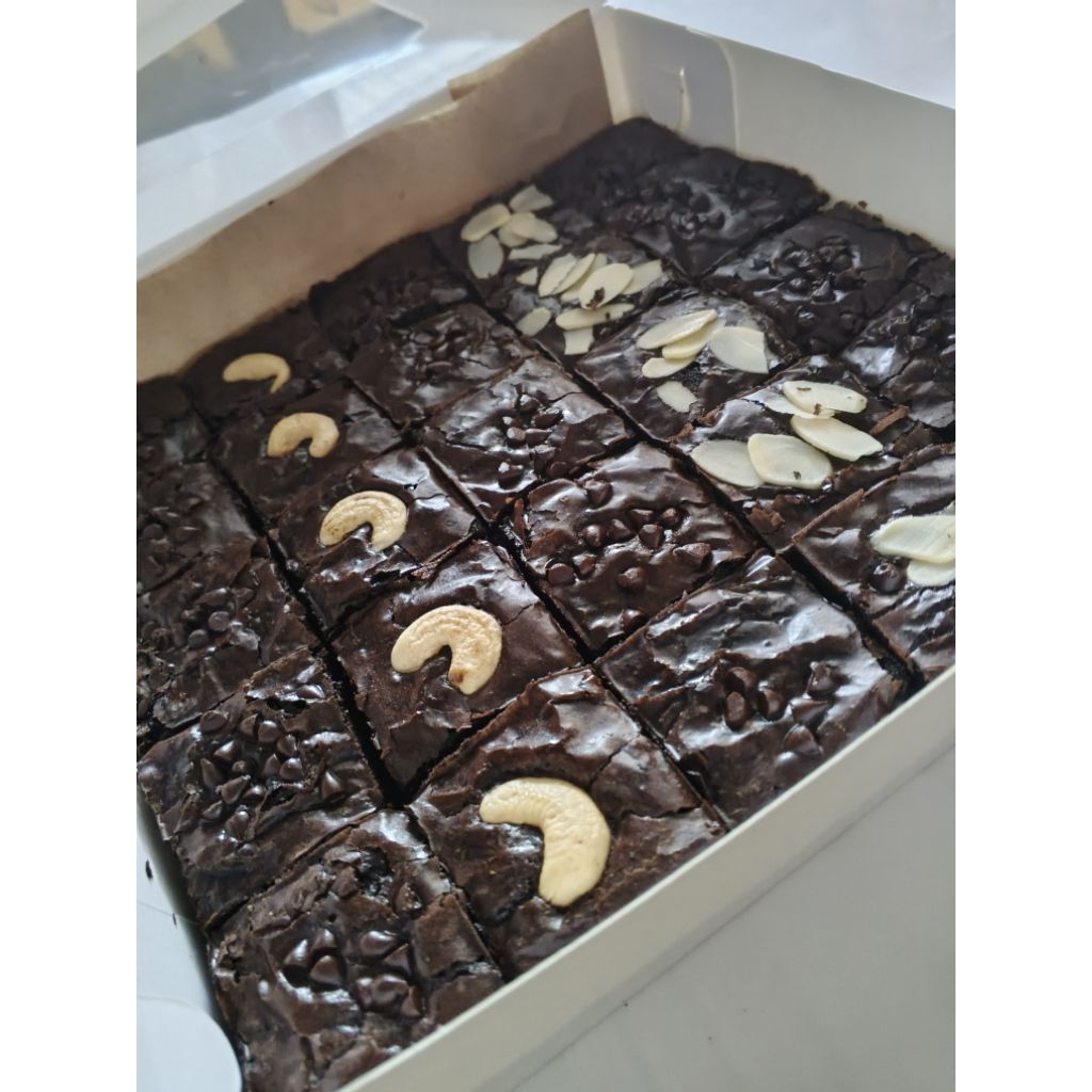 

FUDGY BROWNIES full topping