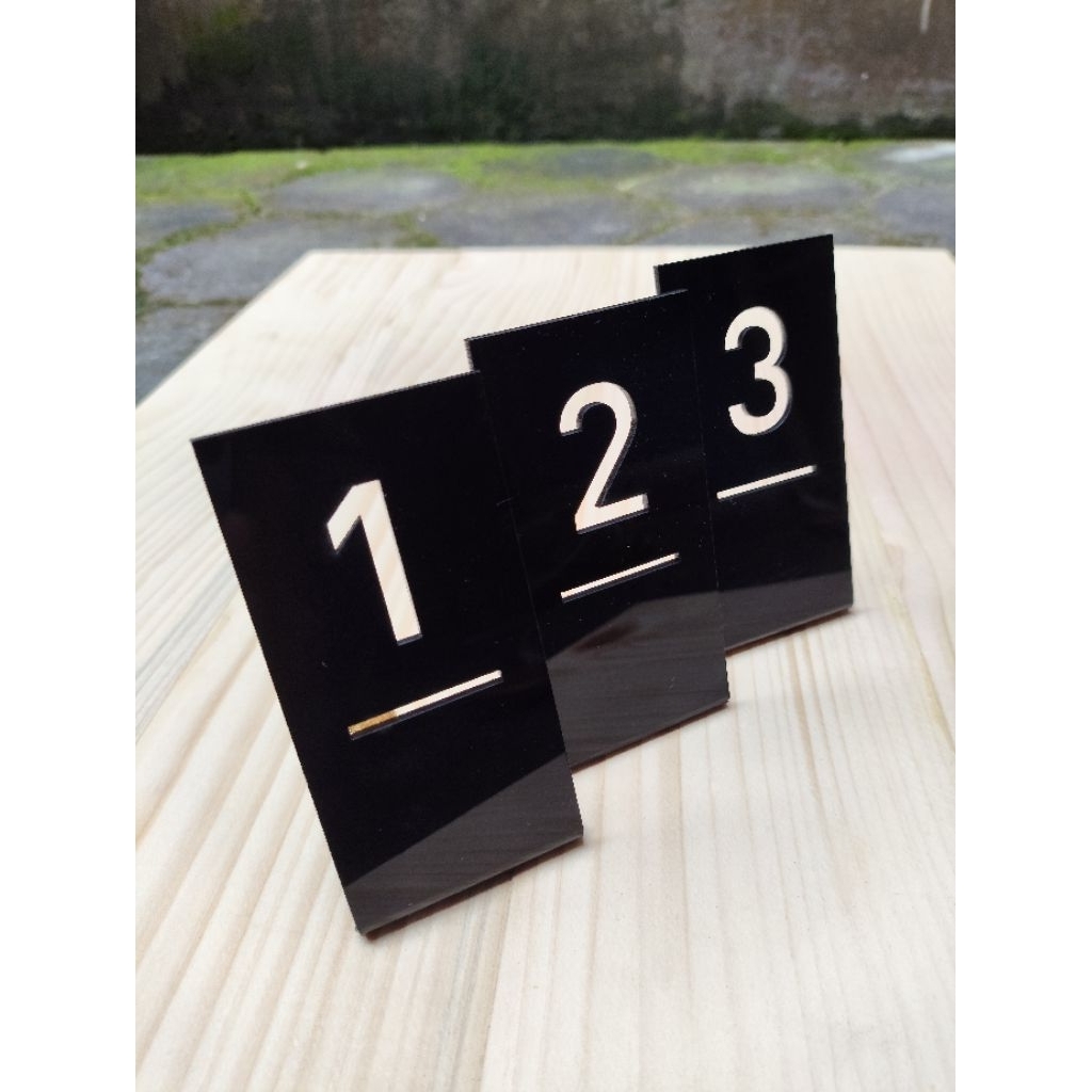 

Nomer meja akrilik Murah cafe , rumah makan dan kuliner ukuran 10 x 5 cm