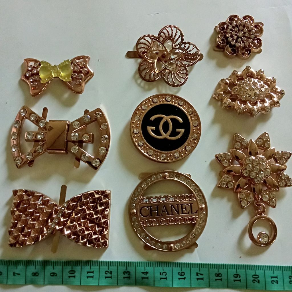 1 x hiasan tas warna gold. Cocok untuk mempercantik tas handmade, rajut, tali kur.