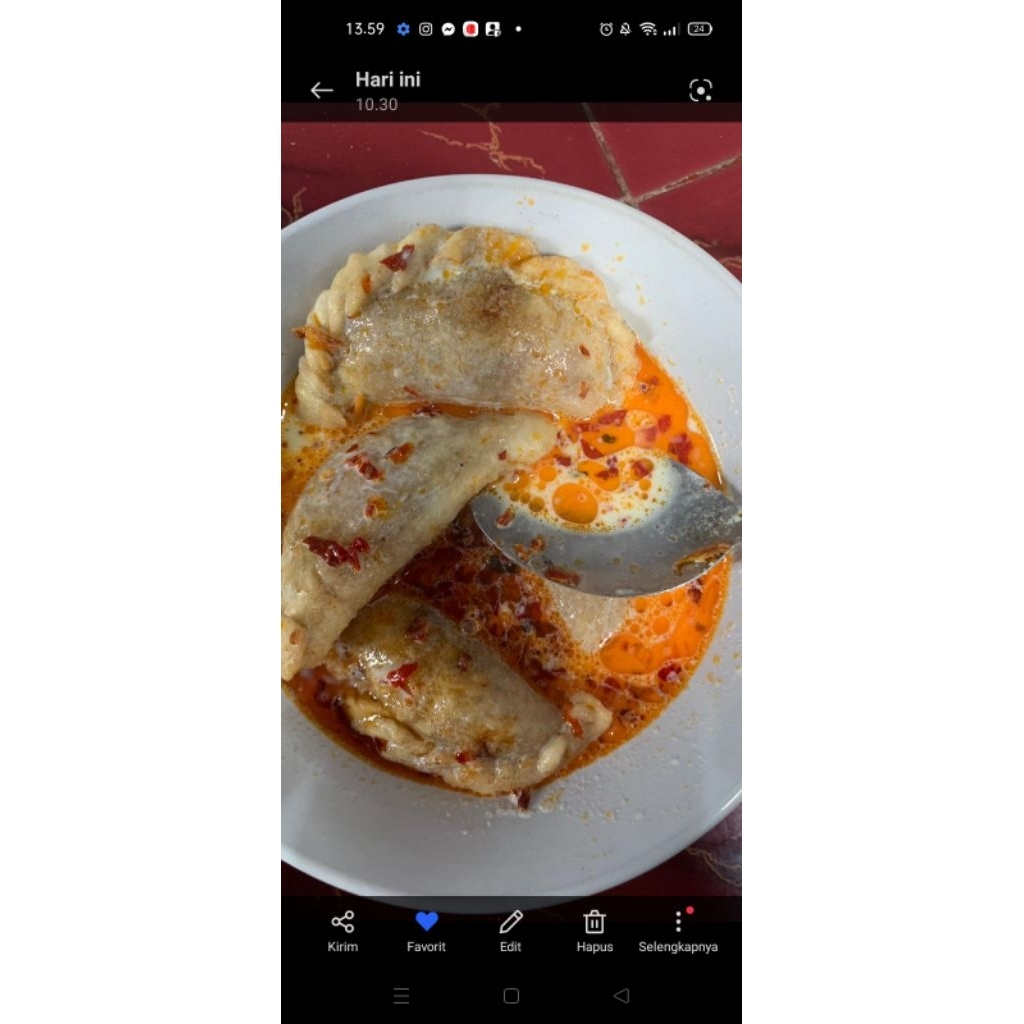 

cireng ayam suwir kuah creamy chili oil digoreng dengan kuah di sajikan diseduh air panas pedas