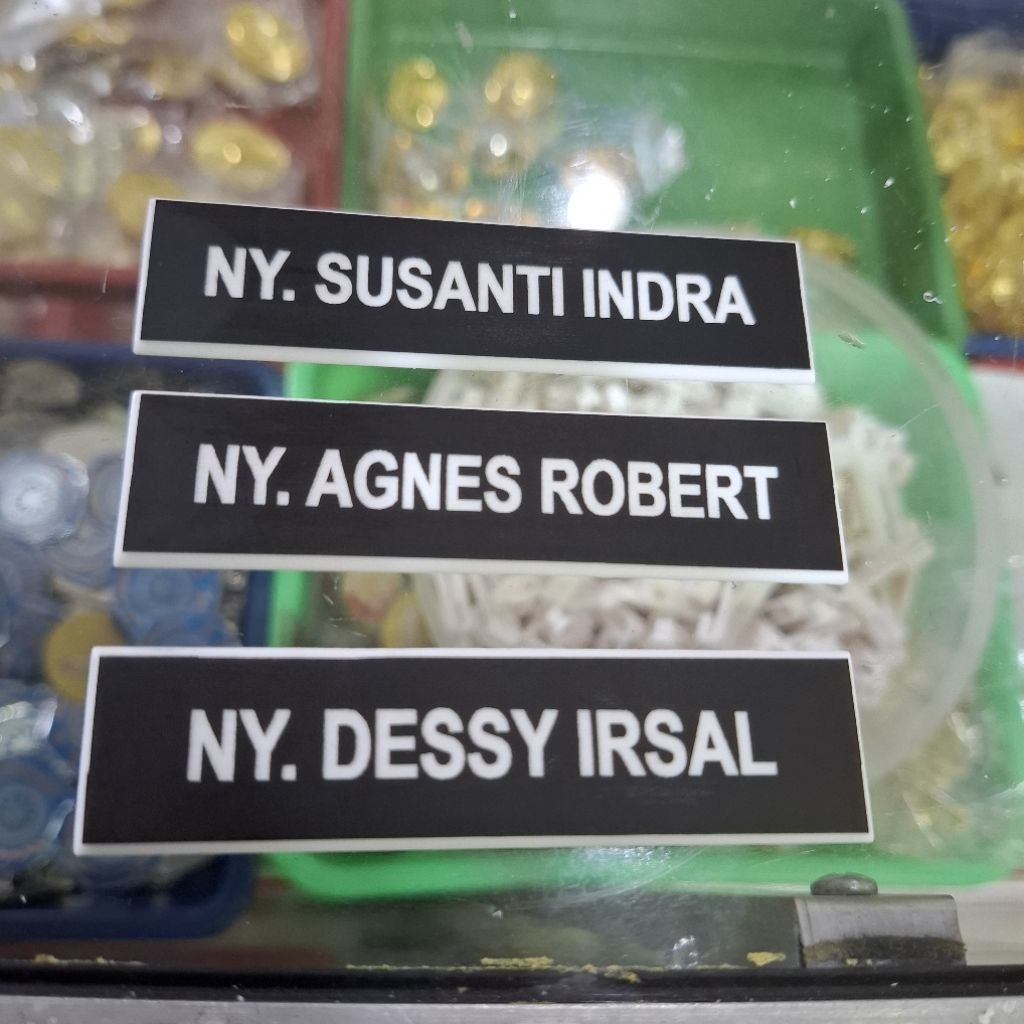 

Papan nama/Nametag laser dof lis putih