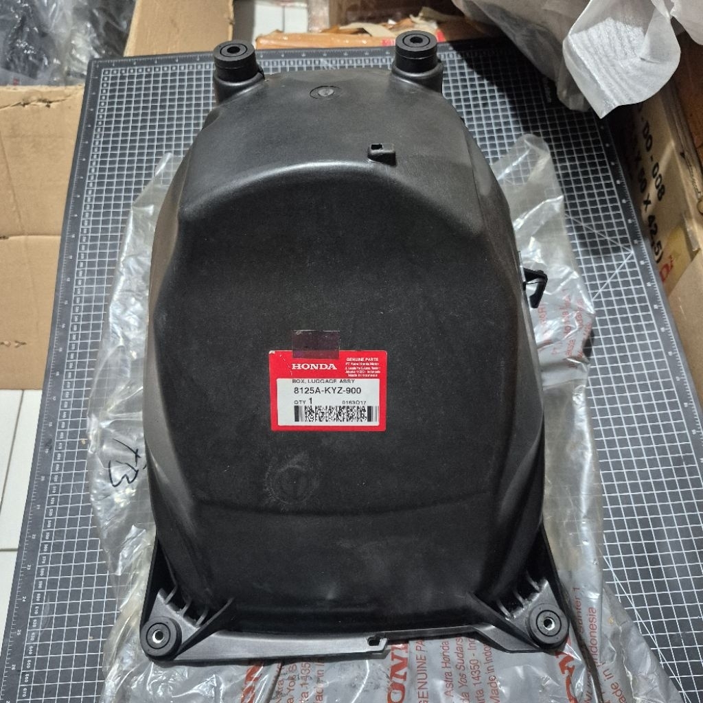 Box luggage Assy Boks bagasi Honda Supra X 125 X125 Helm In Original Ahm Honda 8125A-KYZ-900