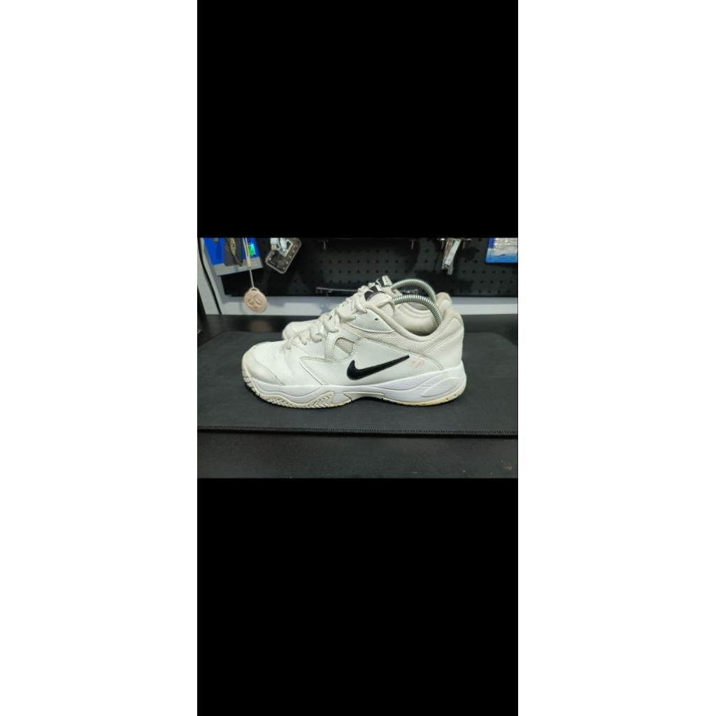 sepatu tenis Nike putih