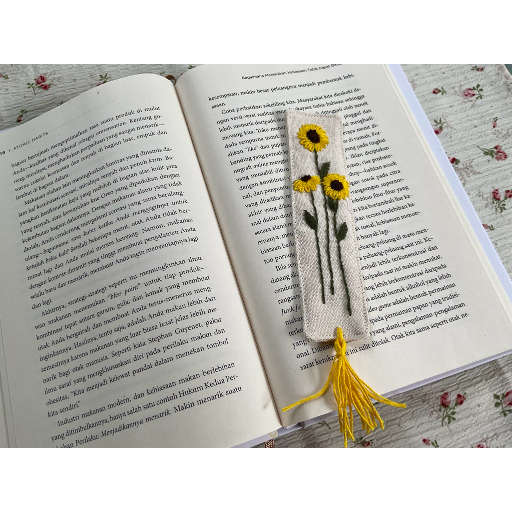 

Bookmark Costume embroidery