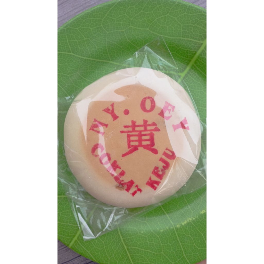 

Kue Bulan Ny. Oey - Coklat Keju