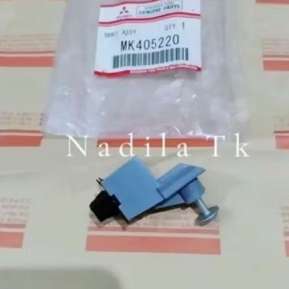 braket dudukan lampu sen panjang depan canter original