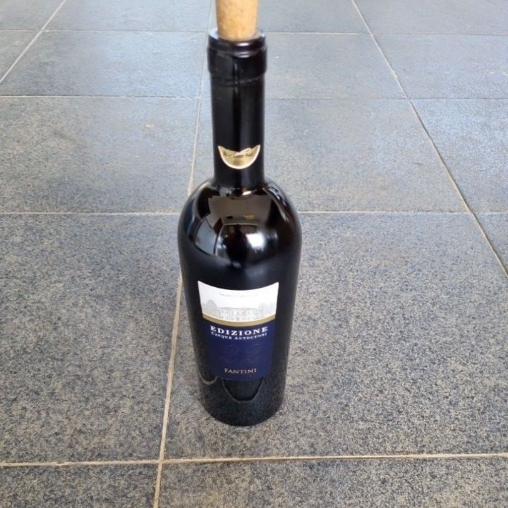 botol kosong wine hitam tebal