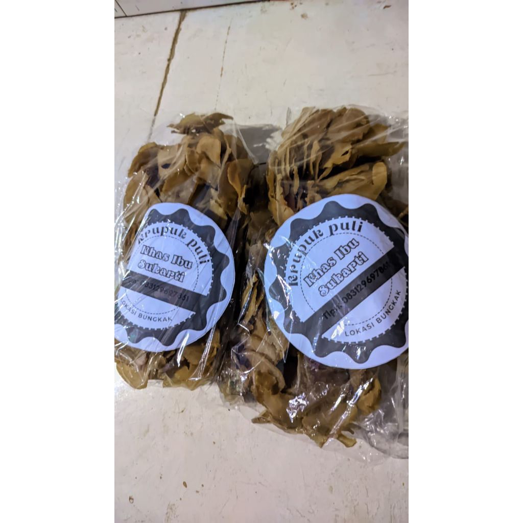 

krupuk puli mentah...renyah, gurih. enak buwat sahabat makan