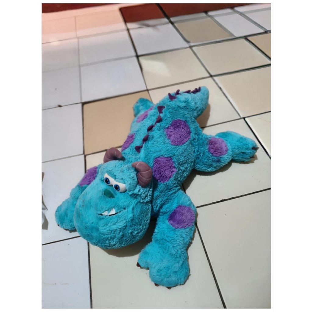 boneka Sulley tidur Disney resort