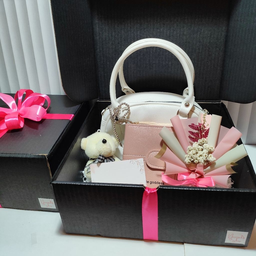 

READY / Kado ulang tahun cewek / hampers tas dompet boneka ganci / hadiah ulang tahun / kado anniversary / hadiah anniversary / hampers ultah / hamper