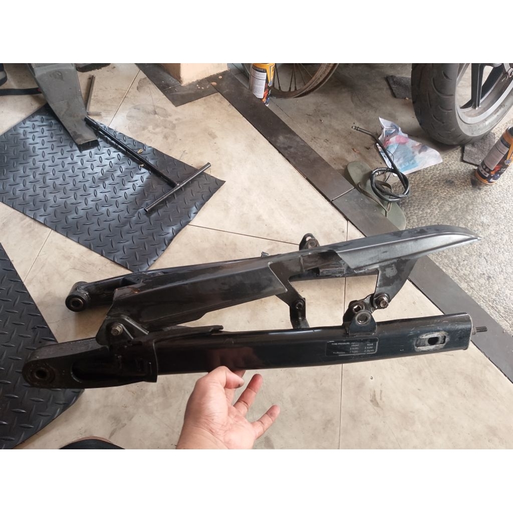 Swing Arm Bajaj Pulsar 220 cc Original cakep bentuk Oval buat custom modifikasi gl megapro tiger sco