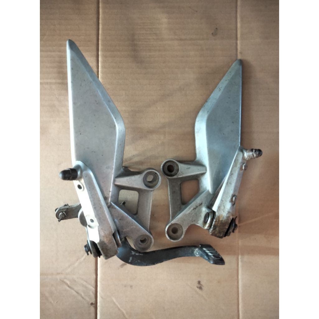 foot step depan honda cb 150 R old original