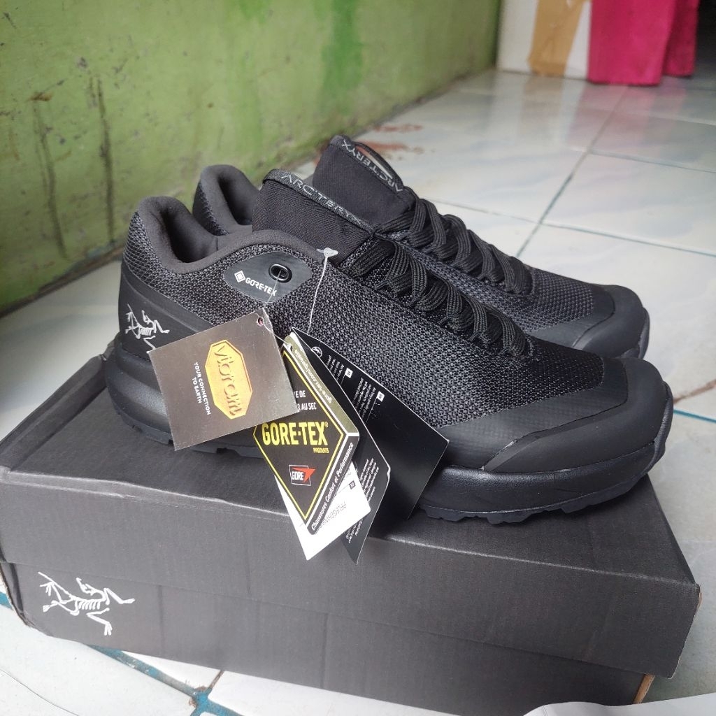 aerios fl gtx men arcteryx waterproof sepatu gunung gore-tex vibram outdoor hiking