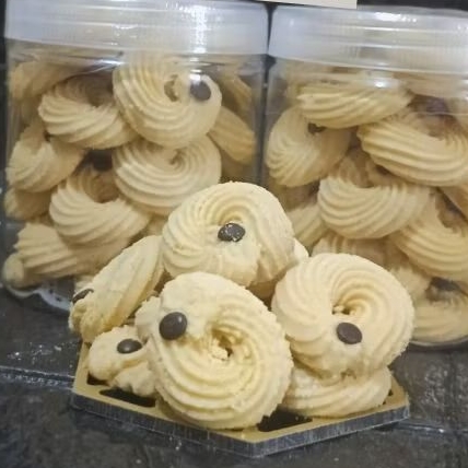 

Kue Kering Lebaran Spesial Semprit Cin-Cin Toples 600ml Beli 1 Gratis 1 Kemasan Pouch Kue Coklat Ceria.