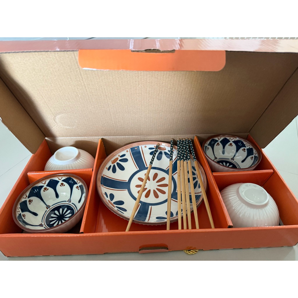 set piring ( ceramic tableware )