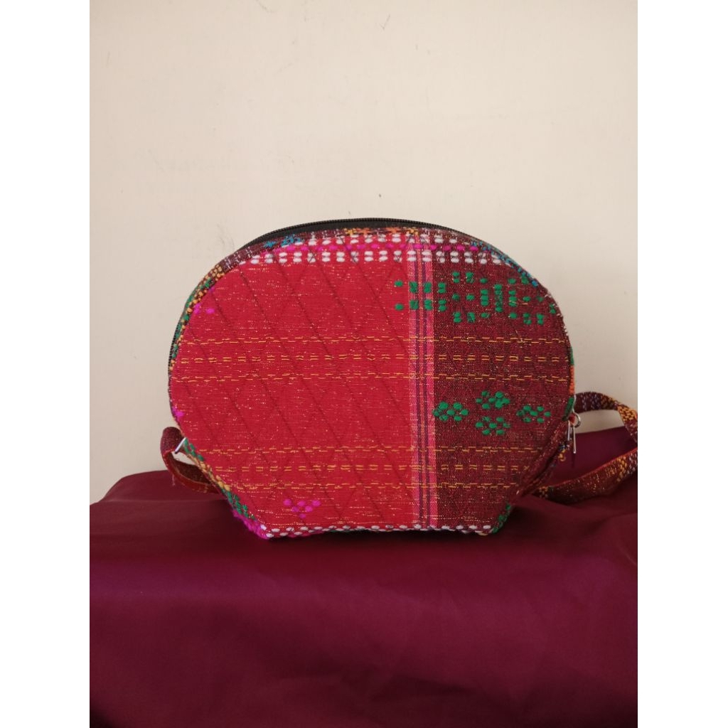 tas wanita motit ulos