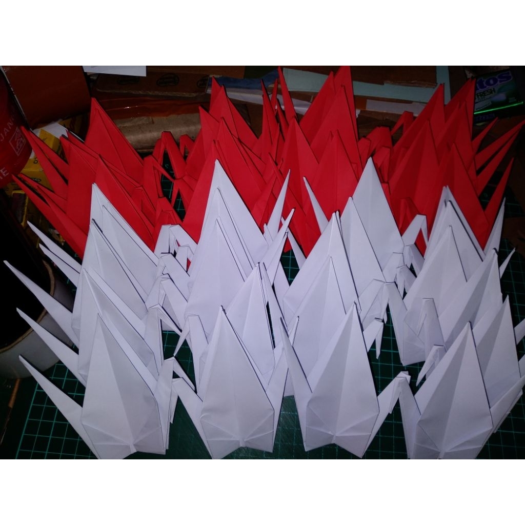 

origami burung bangau tsuru crane sudah jadi warna merah putih kertas 20cm
