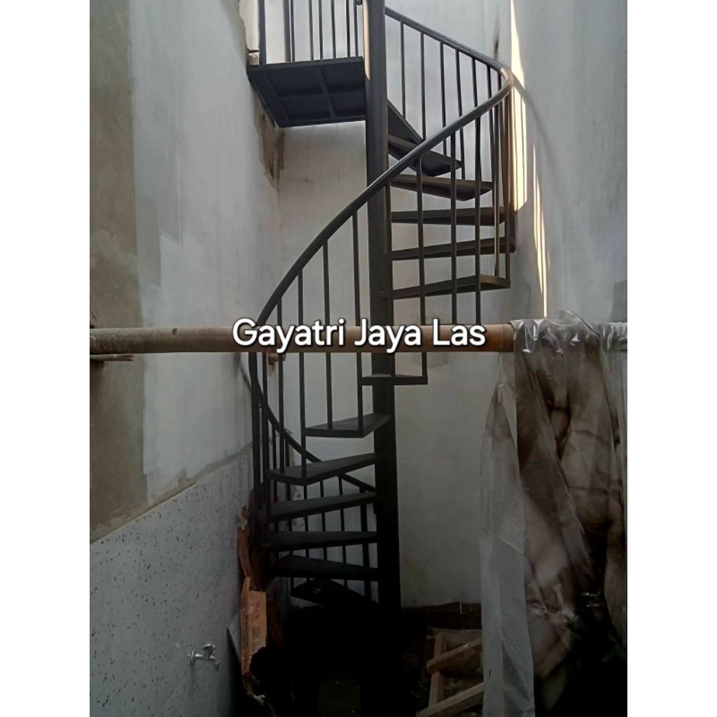 Tangga putar tangga spiral full besi pijakan plat bordes berkualitas