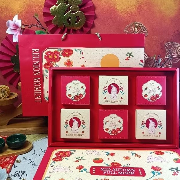 

Hamper Mooncake - Paket IMPERIAL 6 - Isi 6 Mooncake Medium @ 125 Gr/ Besar @ 150 Gr