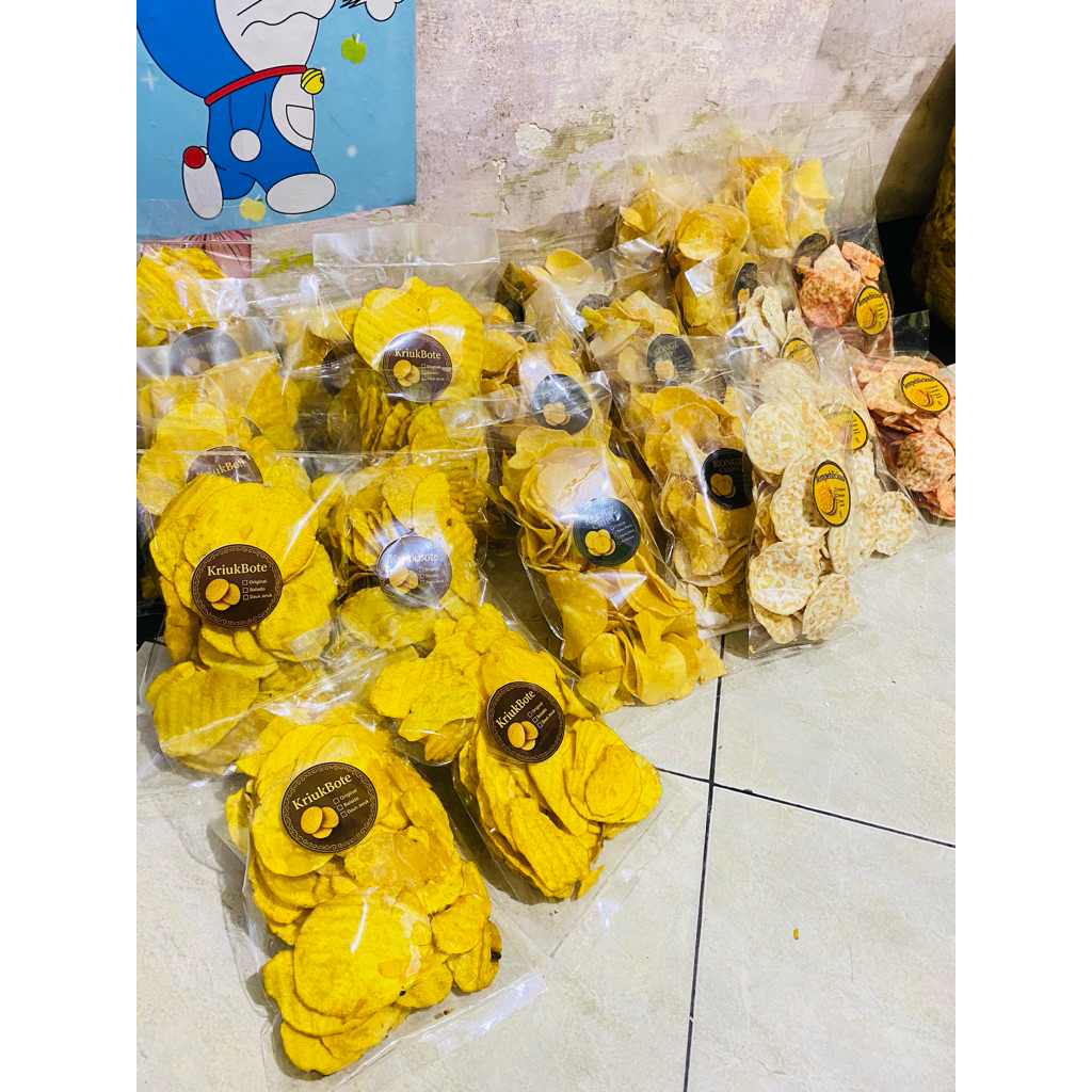 

kripik tempe, singkong, ubi talas/mbote, pisang