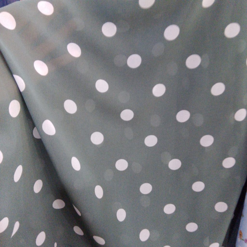 Kain Crepe Polkadot Elegan – Hijau dengan Polkadot Putih, Cocok untuk Pakaian Cantik (Harga Kain Per
